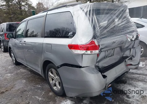 2013 Toyota Sienna Le V6 8 Passenger z USA, uszkodzony, nr VIN 5TDKK3DC0DS382932